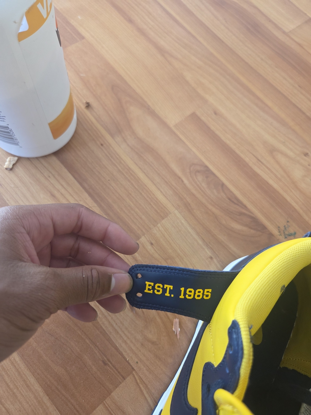 Nike Men’s Athletic Shoes Yellow and Navy EST. 1985 Detail